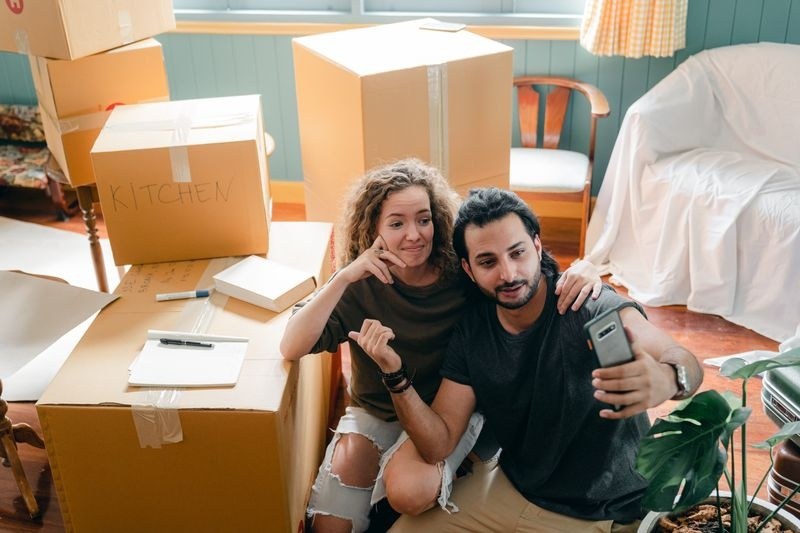 Orange Movers movers carrying boxes